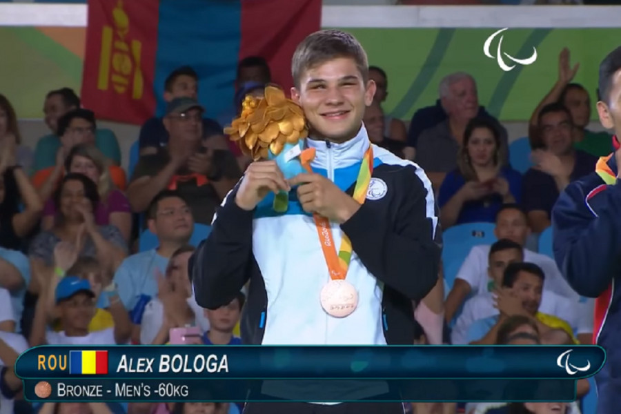 Alexandru Bologa de la Clubul Sportiv Lamont din Cluj-Napoca,nevăzător de la 6 ani, a câștigat o medalie de bronz la Jocurile Paralimpice de la Tokyo, Japonia