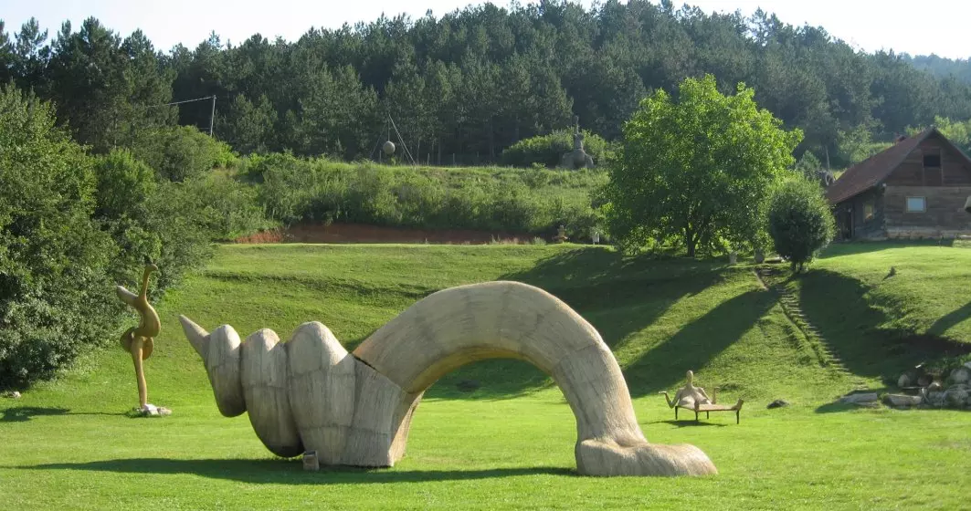 Parcul cu sculpturi din fân, unic în lume, pe care îl putem vizita în România