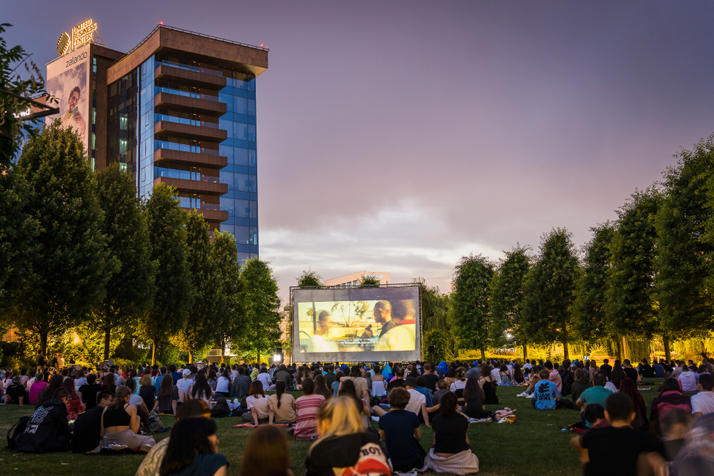 Sezonul Movie Nights se încheie cu filmele „Invictus” și „Free Guy”. Luni, bucură-te în premieră de festivalul SoNoRo, în Iulius Parc!