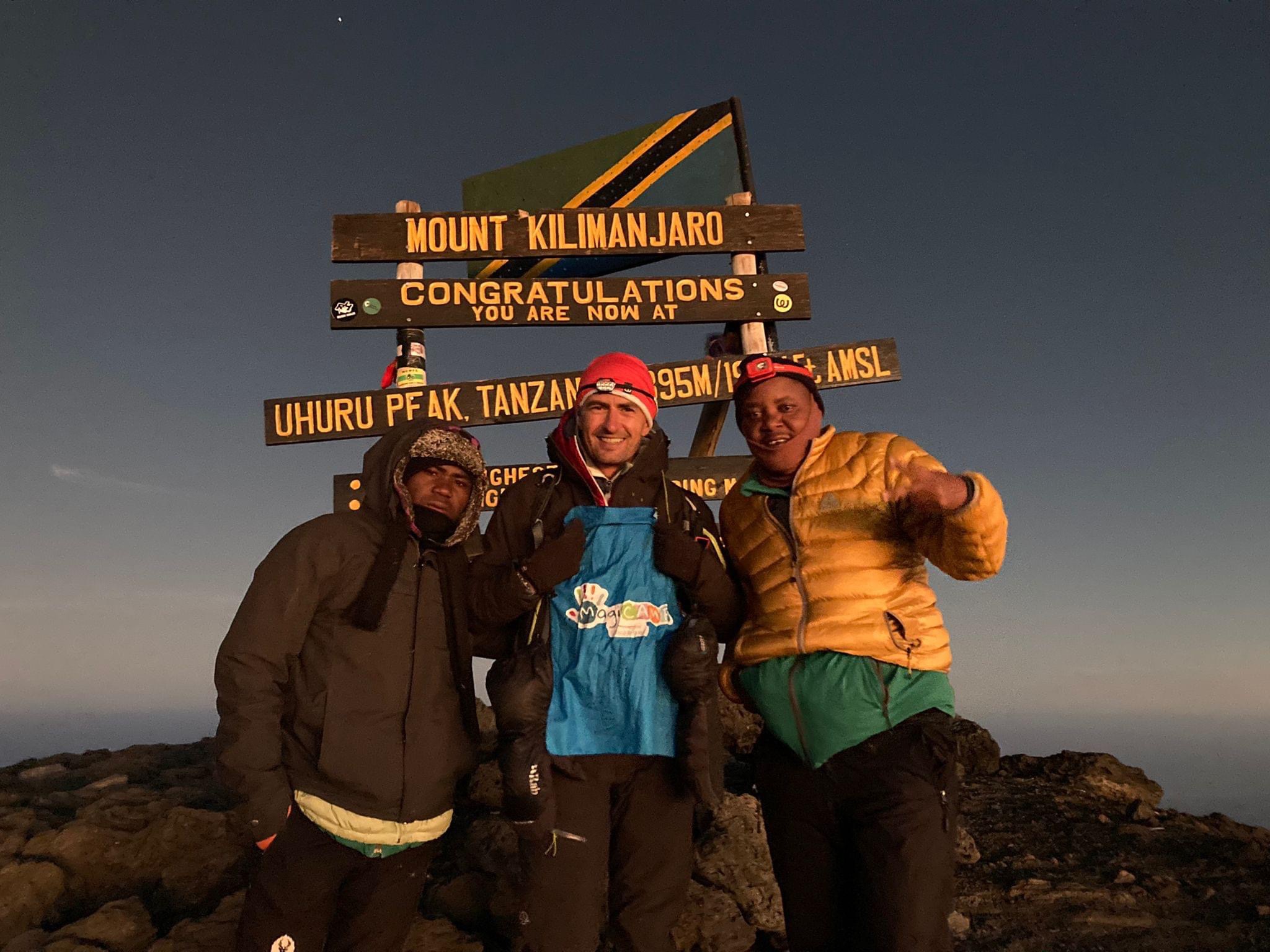 Clujeanul Vlad Pop a urcat vârful Kilimanjaro pentru copiii bolnavi de cancer.
