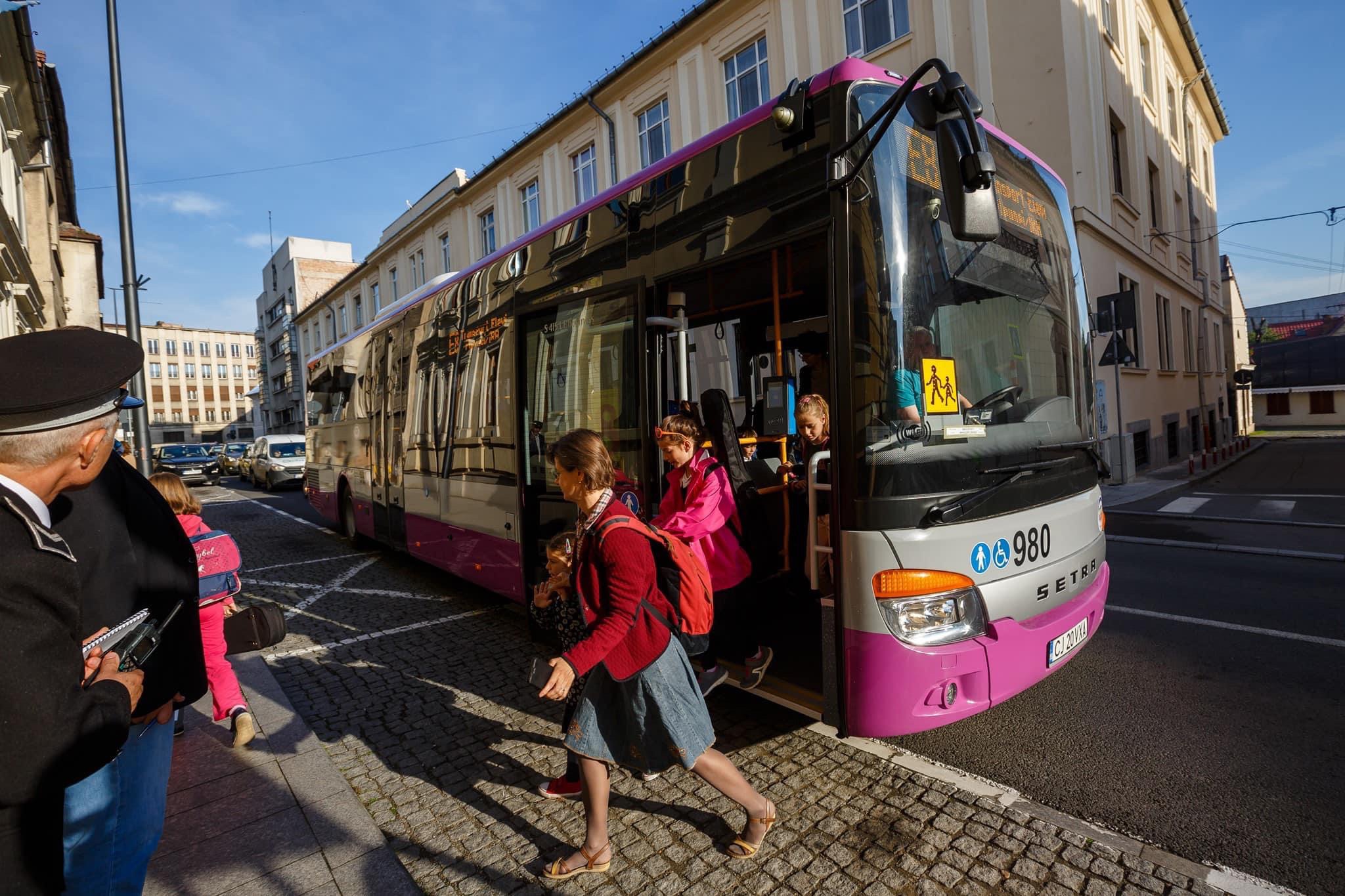 Programul și traseele microbuzelor școlare la Cluj. Lista celor 15 trasee pe ore.
