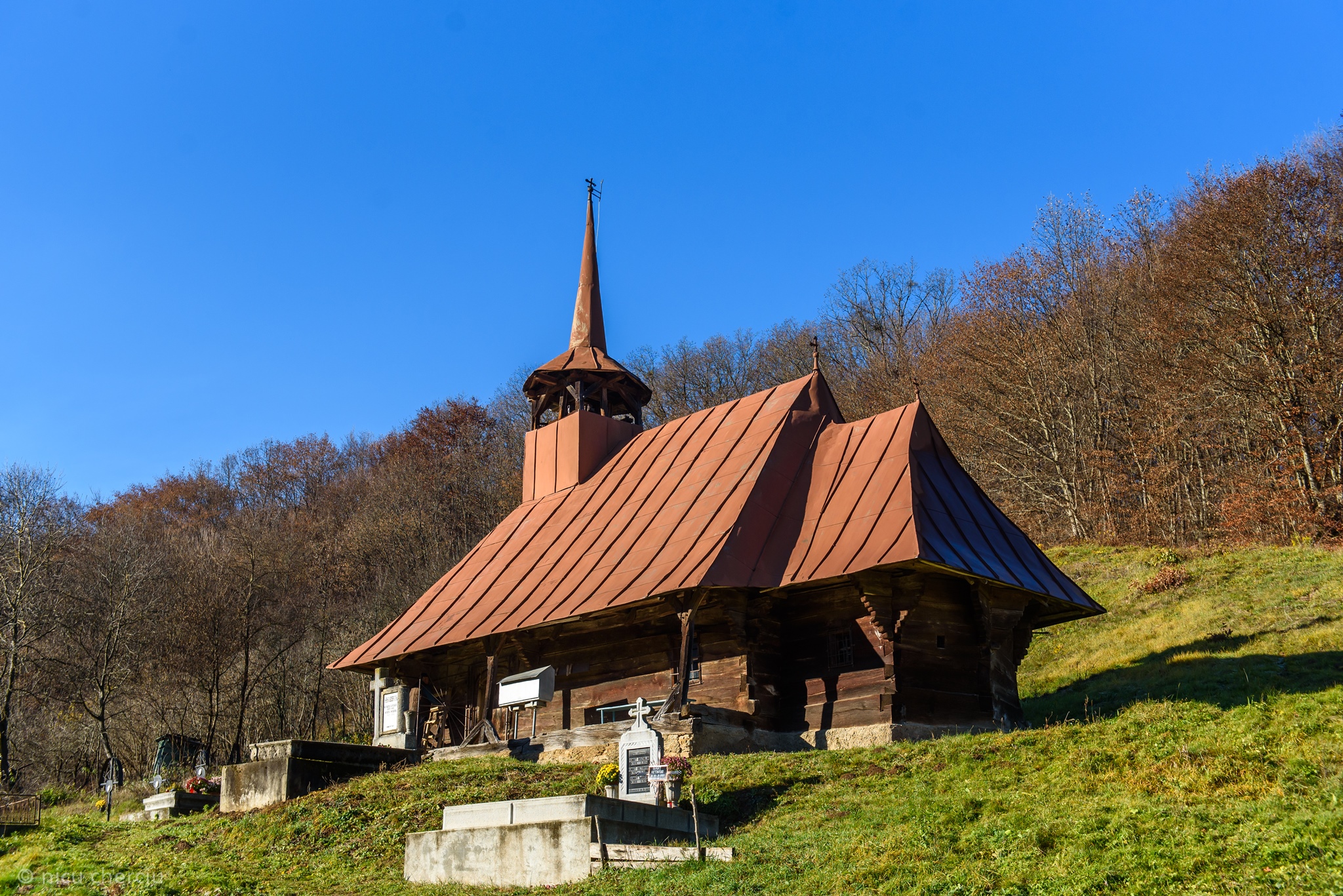 FOTO. Biserica de lemn din Stolna, județul Cluj, valoros exemplu de arhitectură țărănească