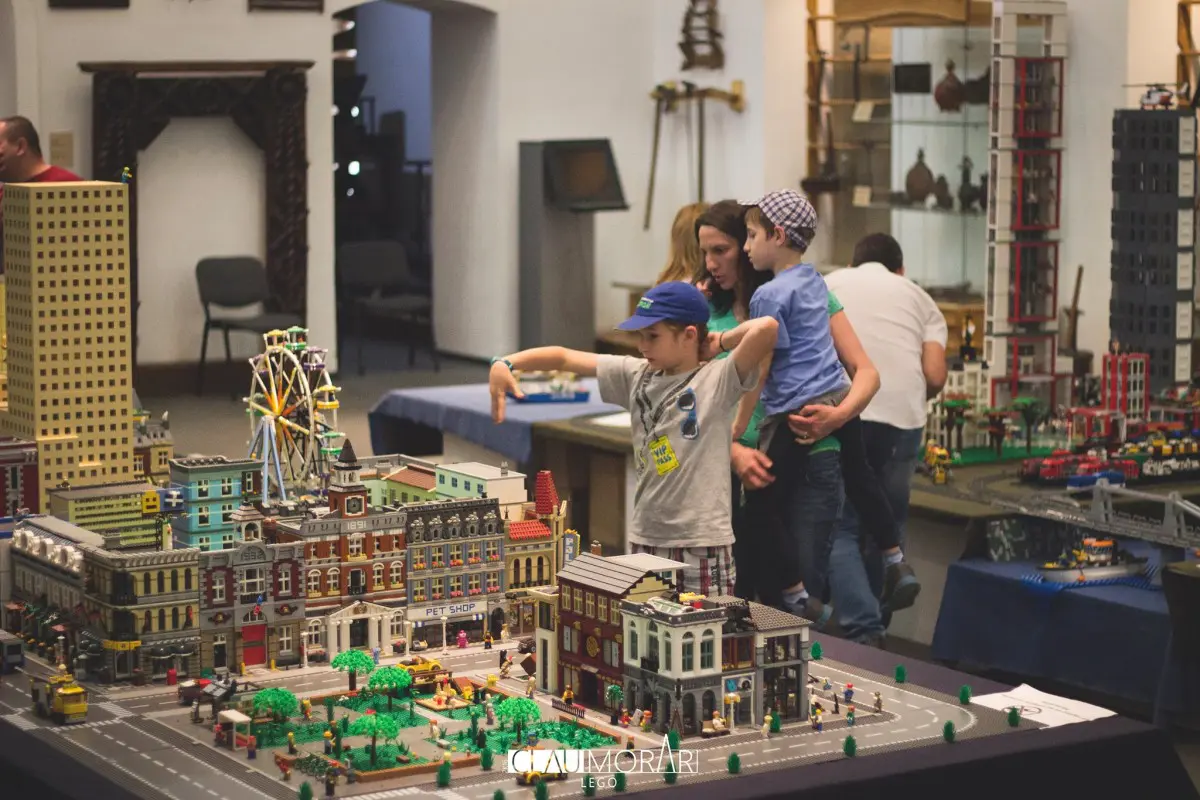 Expoziţie la Cluj dedicată pasionaţilor de LEGO