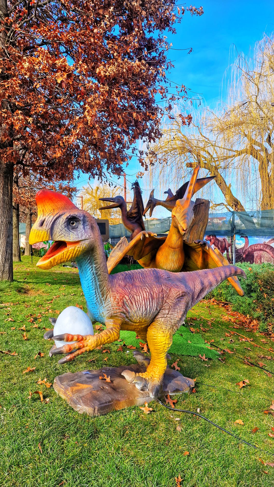 „Dinos in the Park” în Iulius Parc – 35 de dinozauri giganți animatronici le vor oferi vizitatorilor experiențe de neuitat.