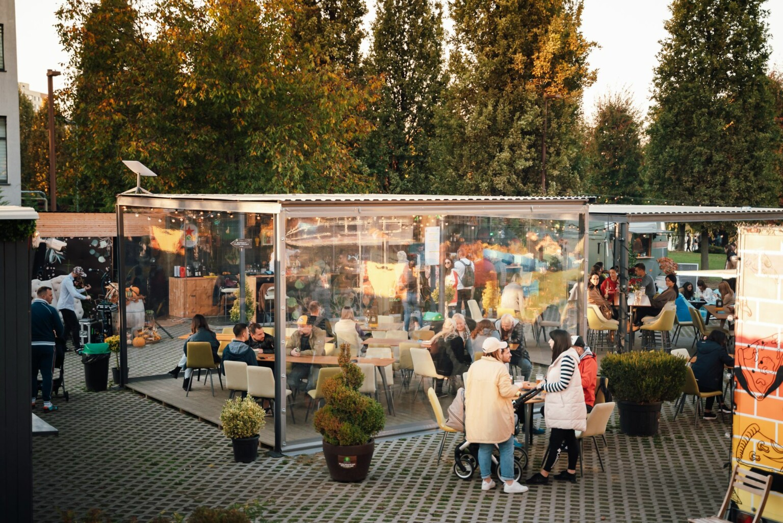 FOTO. Iconic Garden și Iconic Days revin în Iulius Parc: noi delicii culinare, muzică și multă voie bună