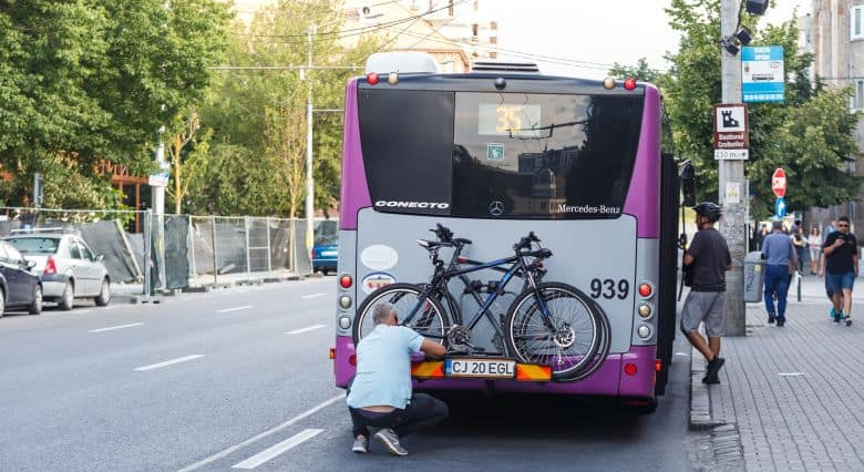 Noi autobuze din Cluj-Napoca vor avea suport pentru bicicletă. VEZI pe ce trasee vor circula
