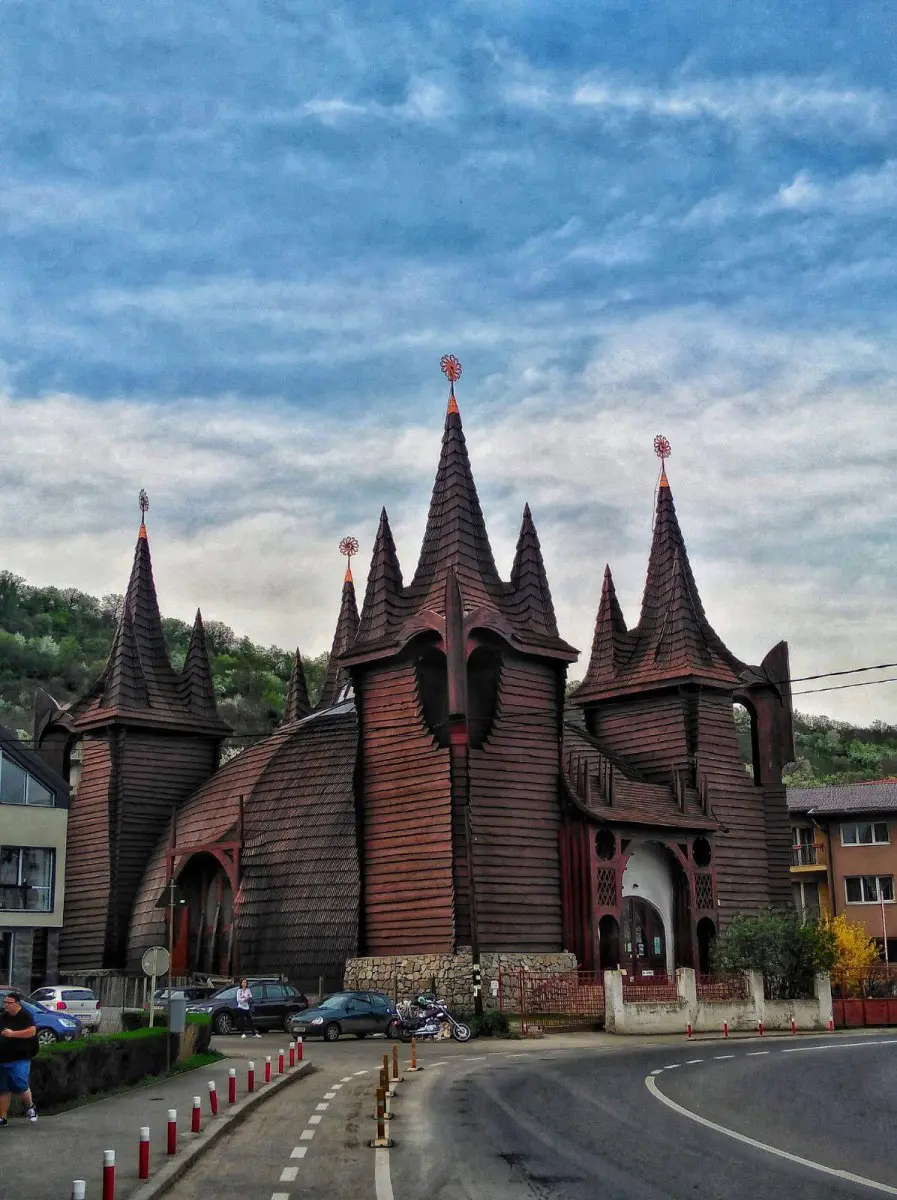 Biserica organică din Grigorescu – un lăcaș de cult diferit