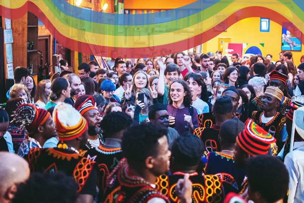 Un carnaval al culturilor în inima Clujului: orașul sărbătorește diversitatea într-un eveniment spectaculos