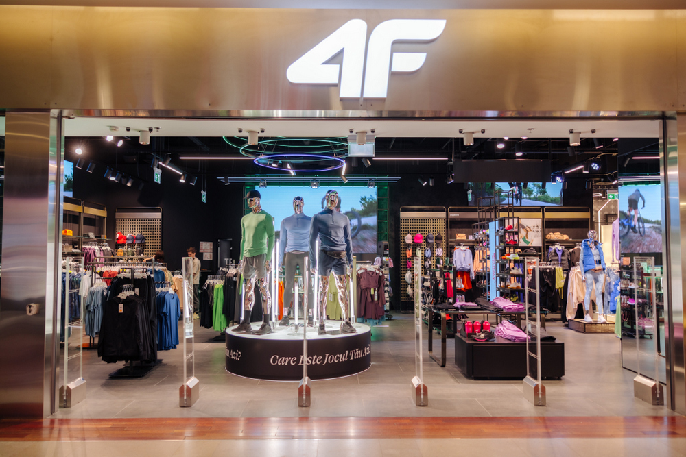Brandul 4F din Iulius Mall Cluj te așteaptă cu echipament tehnic pentru orice tip de sport și oferte de până la 50%.
