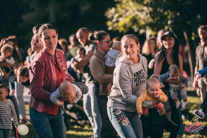 Eveniment la Cluj pentru părinți, copii și bebeluși: Baby Yoga in the Park