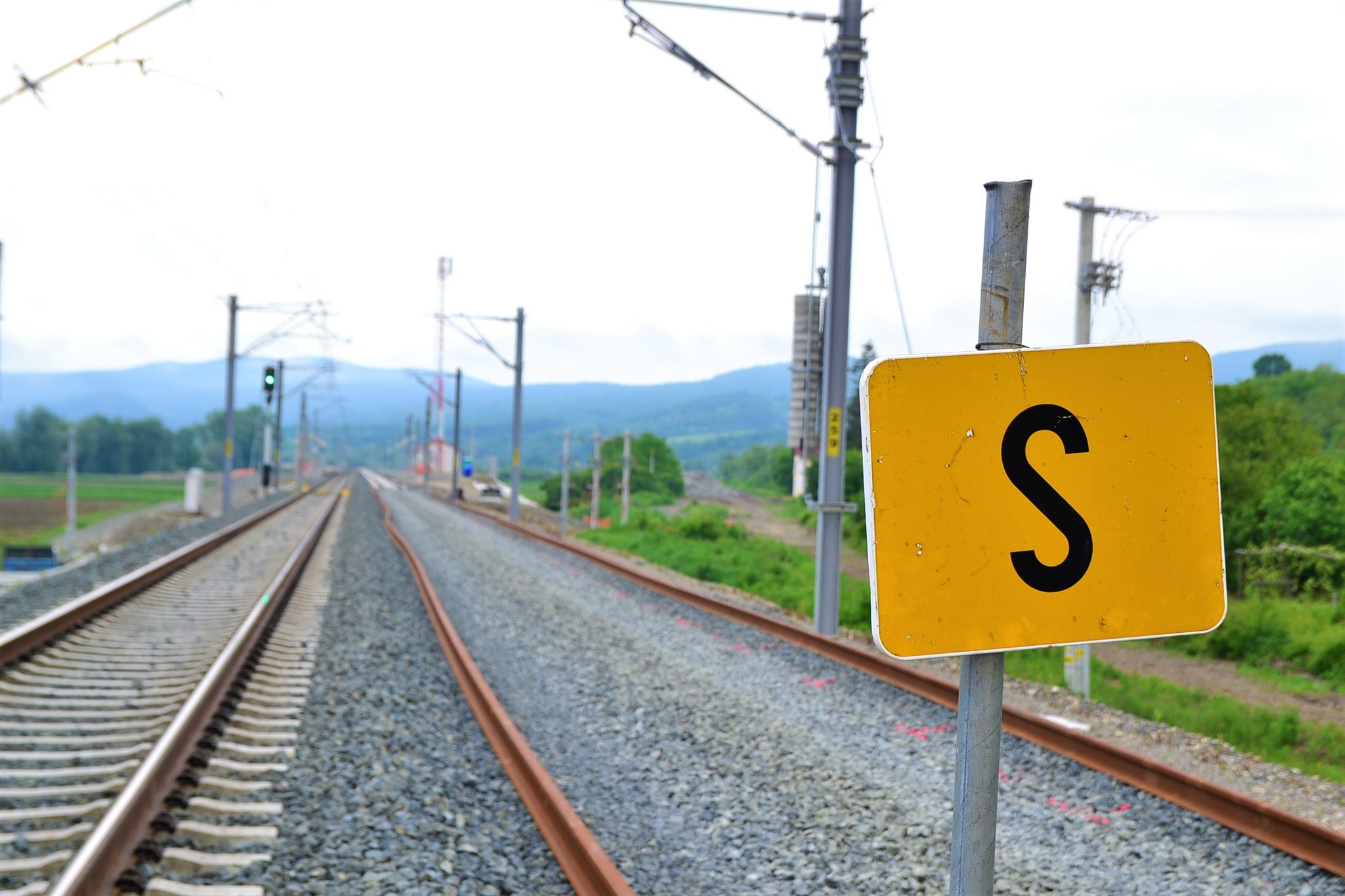 Electrificarea căii ferate Cluj-Oradea va închide complet circulația feroviară pe mai multe porțiuni.