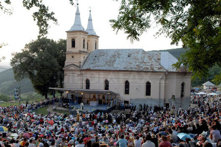 Fotografii cu zeci de mii de pelerini, prezenți la Mănăstirea Nicula din Cluj.