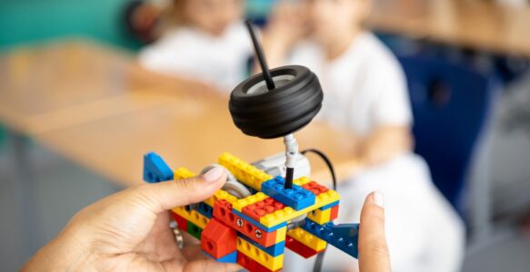 Cei mici sunt așteptați la Iulius Mall Cluj să creeze spinnere și carusele din piese LEGO, folosind conceptul STEM.