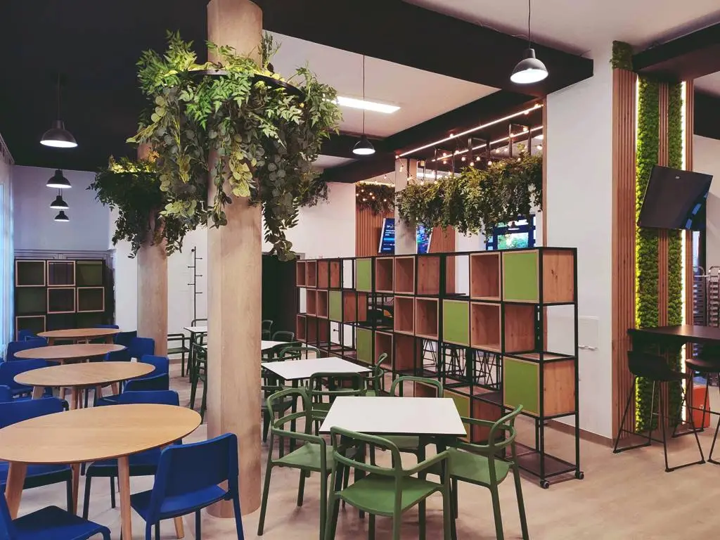 Condiții moderne pentru studenții UBB Cluj care mănâncă la cafeteria Juventus