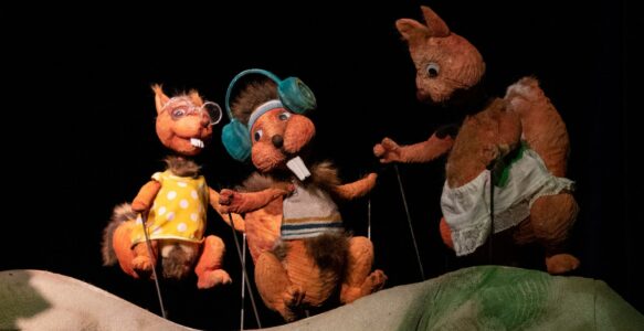Spectacolul „Povestea celor trei veverițe” revine pe scena Teatrului „Puck” 