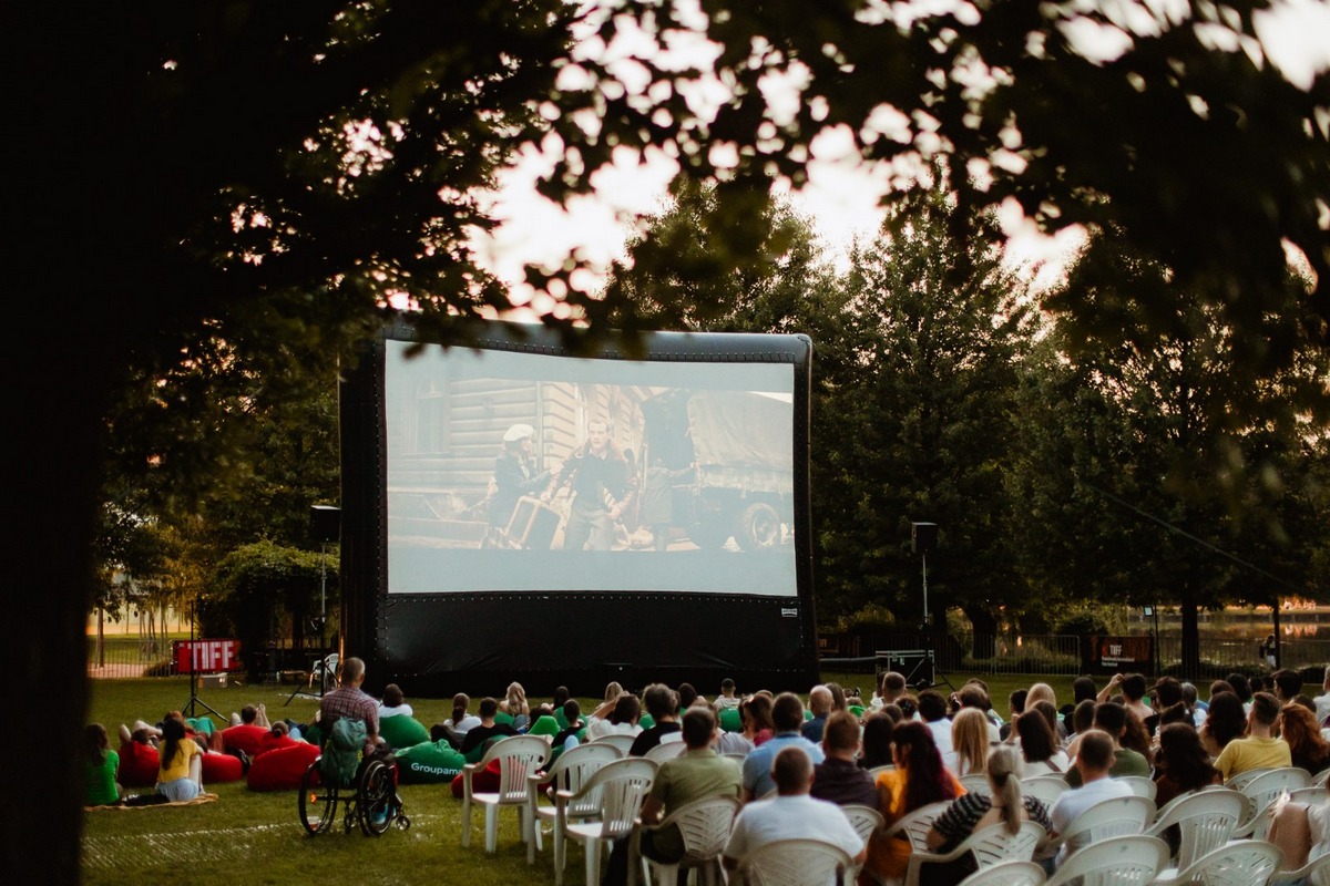 TIFF 2025 x Iulius Mall: zece seri de film în aer liber, Q&A cu regizori și proiecții speciale