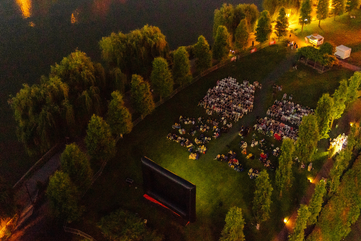 Ce faci în weekend? La Iulius Mall te așteaptă seri de film în aer liber, Sole Pop-Up Store și Târgul de Artă și Antichități!