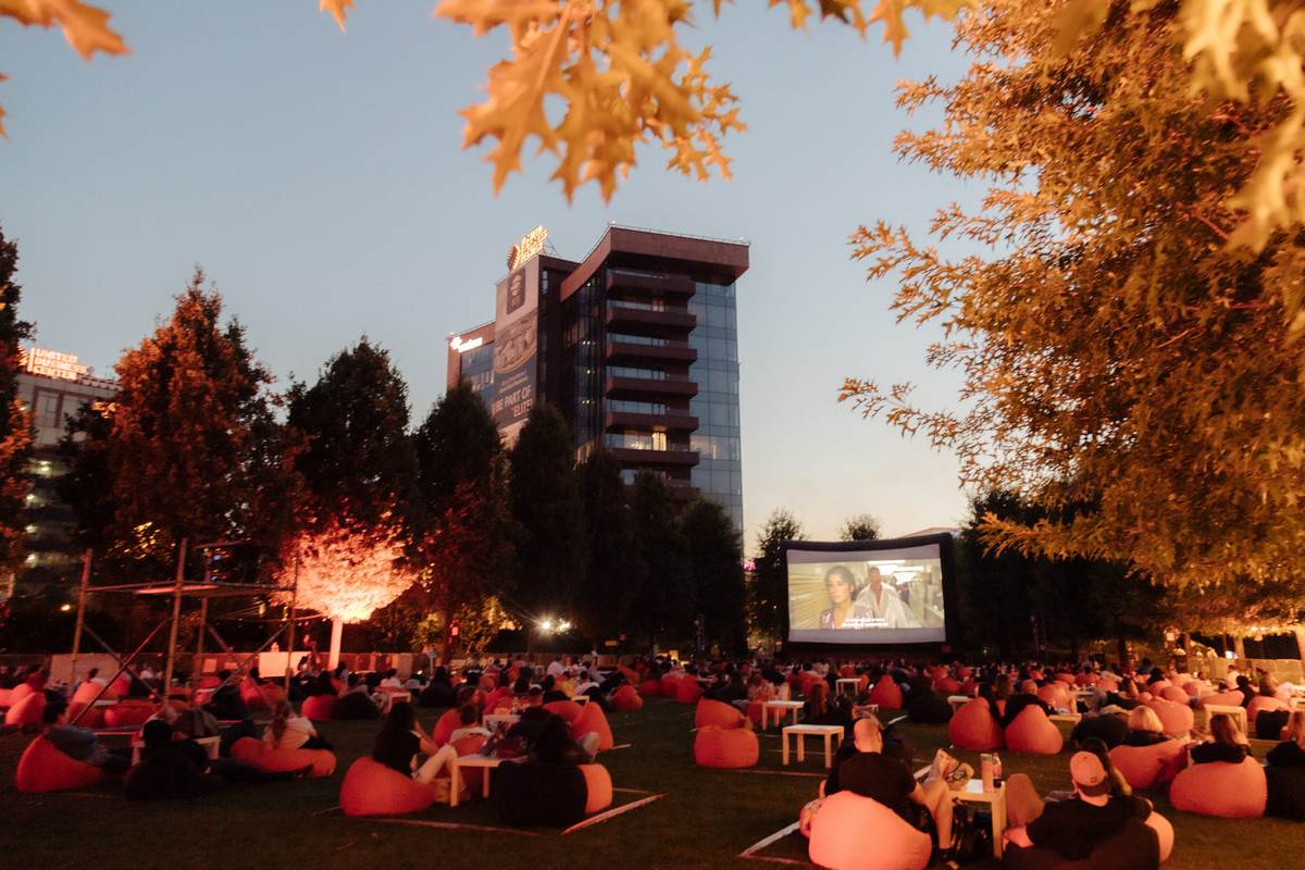 Cinema în aer liber pentru cei mici și cei mari, cu proiecții pe un cub uriaș, gaming și surprize, la Orange Weekends în Iulius Parc