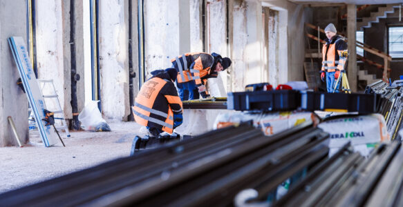 Clădirea emblematică din cărămidă roșie din Piața 1 Mai, într-o nouă etapă de transformare