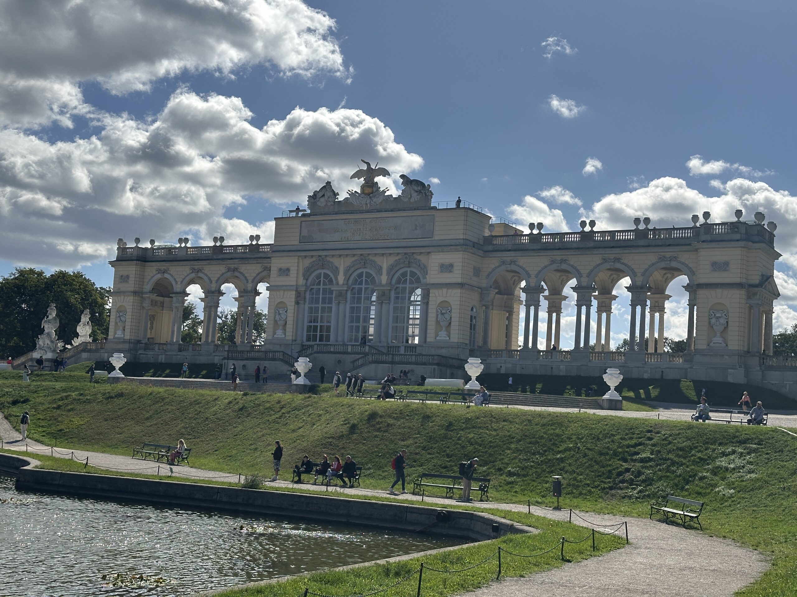 O zi de toamnă în grădinile de la Schonbrunn. Și un gând la Transilvania