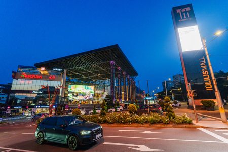 IULIUS devine primul operator național de malluri care integrează Generatik, platforma care digitalizează publicitatea indoor din România